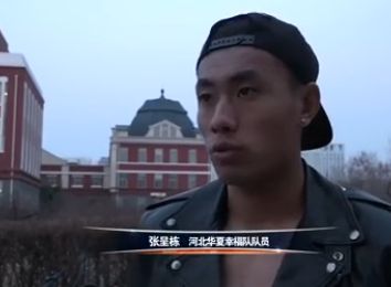 第22分钟，贝林厄姆抱怨裁判染黄。